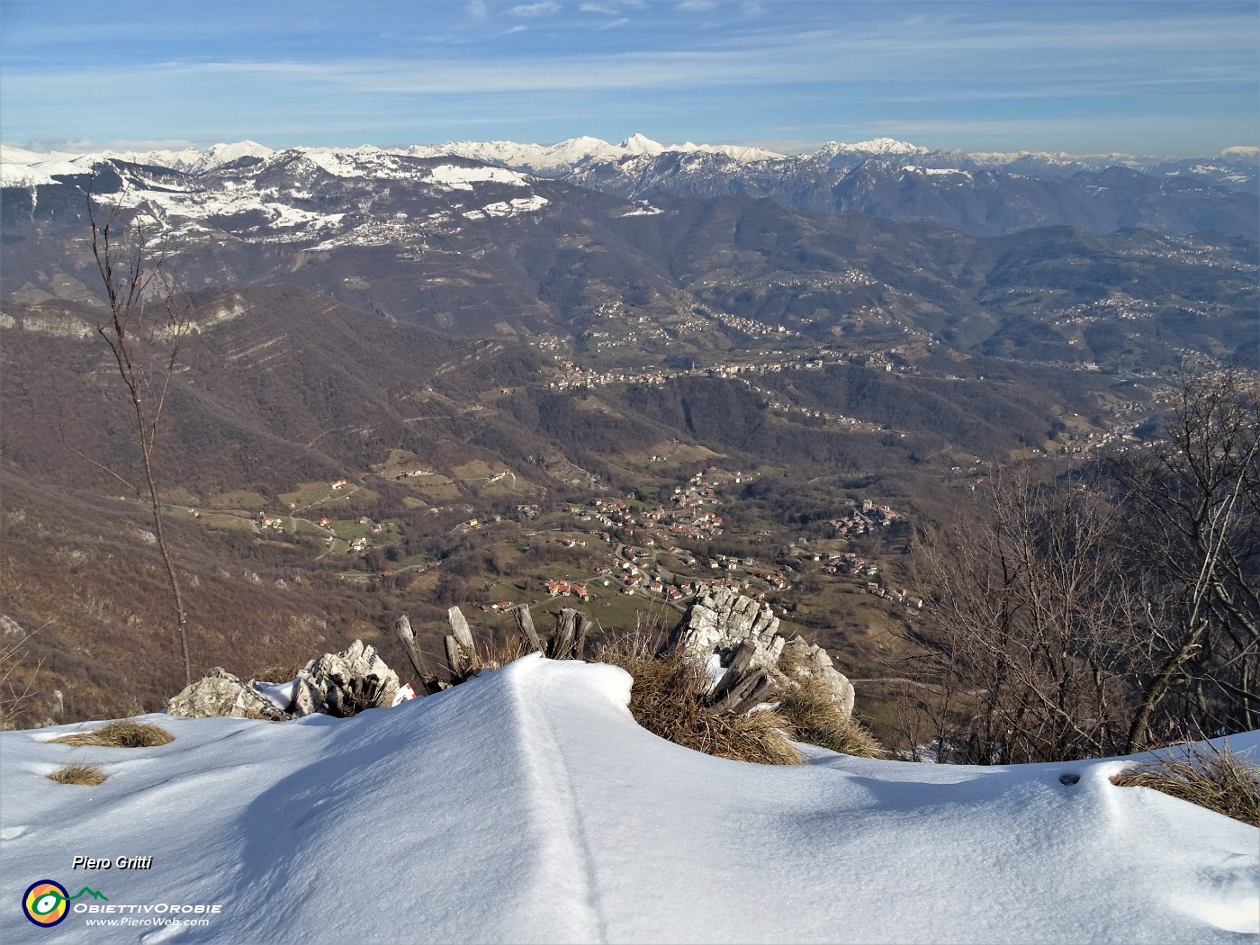 56 e qui arriva la ferrata del Monte Ocone con bella vista sulla Valle Imagna e le Prealpi Orobie.JPG